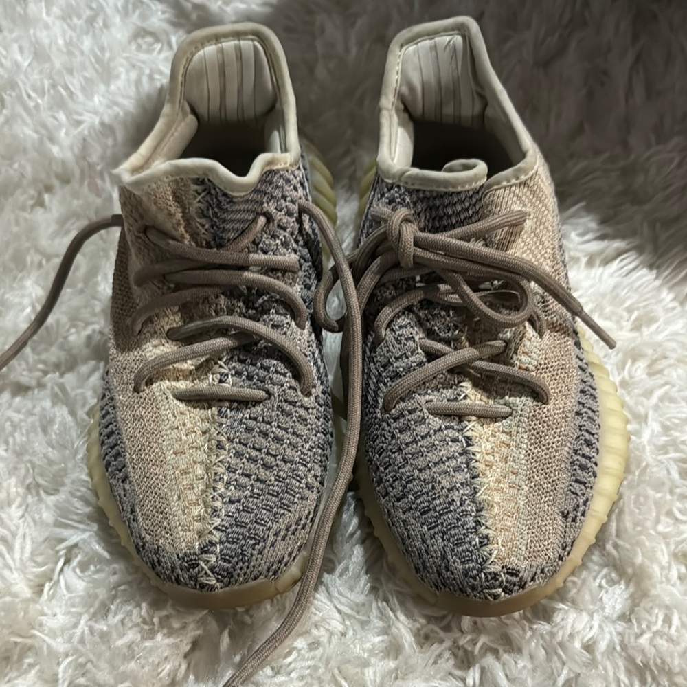 Adidas Yeezy Boost 350 V2 Beige/Grey Sneakers